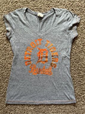 Detroit Tigers MLB V-Neck Graphic Tee Size L